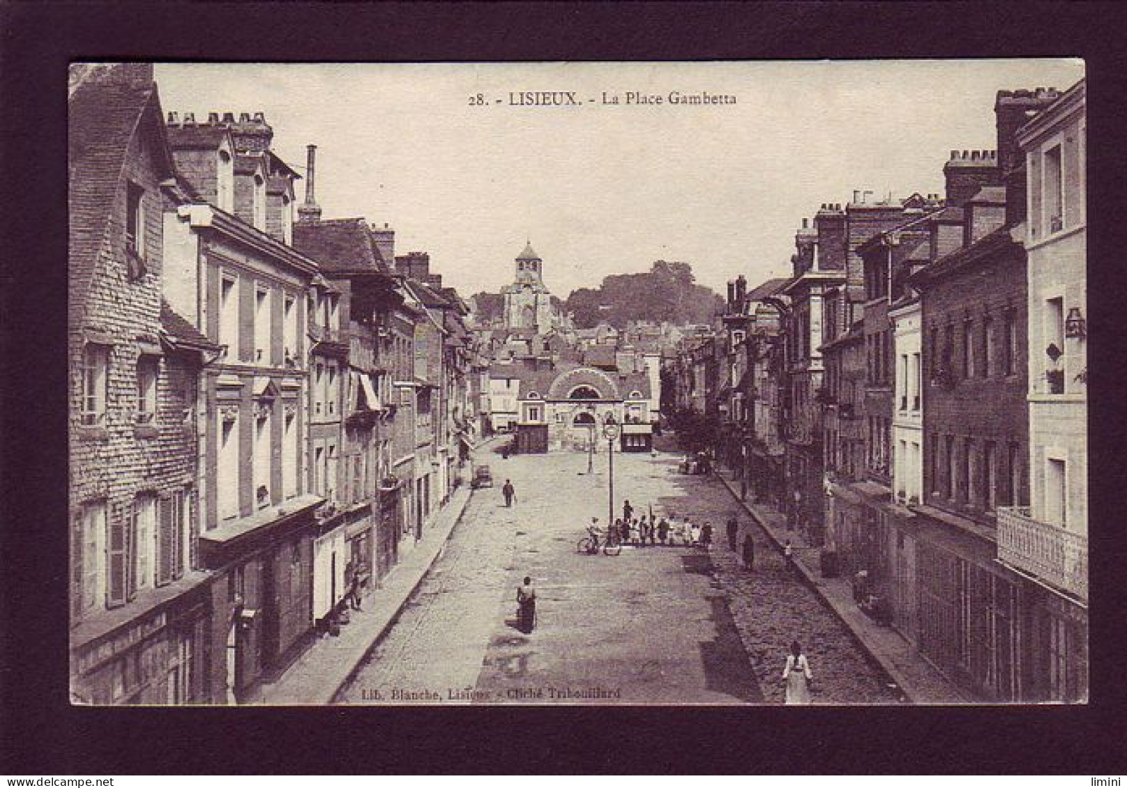 14 - LISIEUX - LA PLACE GAMBETTA - ANIMÉE -   - Lisieux