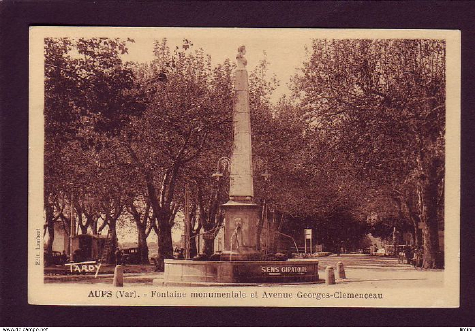 83 - AUPS - FONTAINE MONUMENTALE ET AVENUE GEORGES-CLEMENCEAU - ANIMÉE -  - Aups