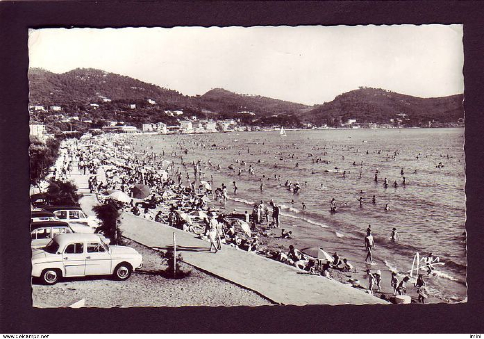 83 - SAINT-CYR-les-LECQUES - LA PLAGE - ANIMÉE -  - Saint-Cyr-sur-Mer