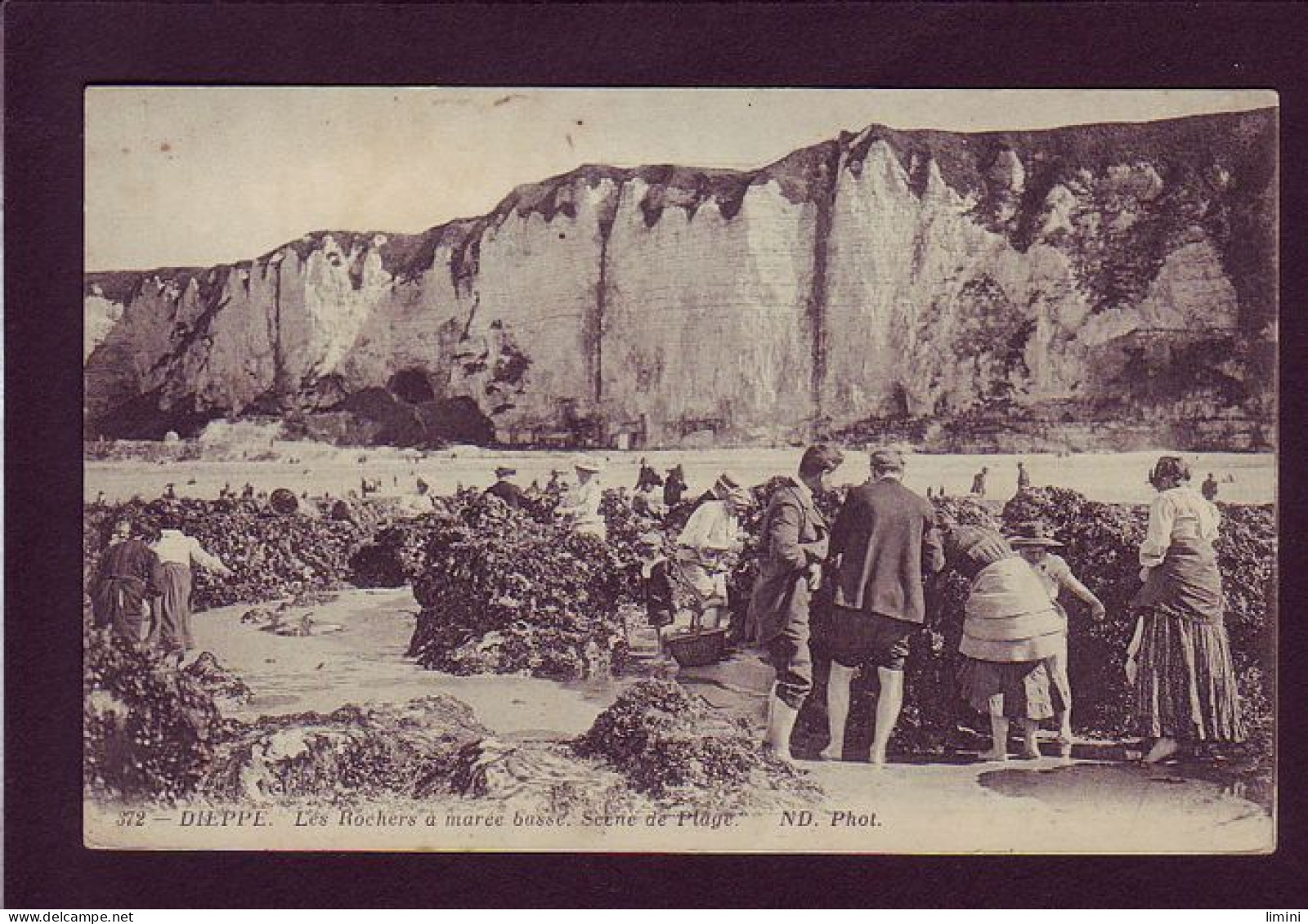 76 - DIEPPE - LES ROCHERS A MARÉE BASSE - SCENE DE PLAGE - ANIMÉE -  - Dieppe