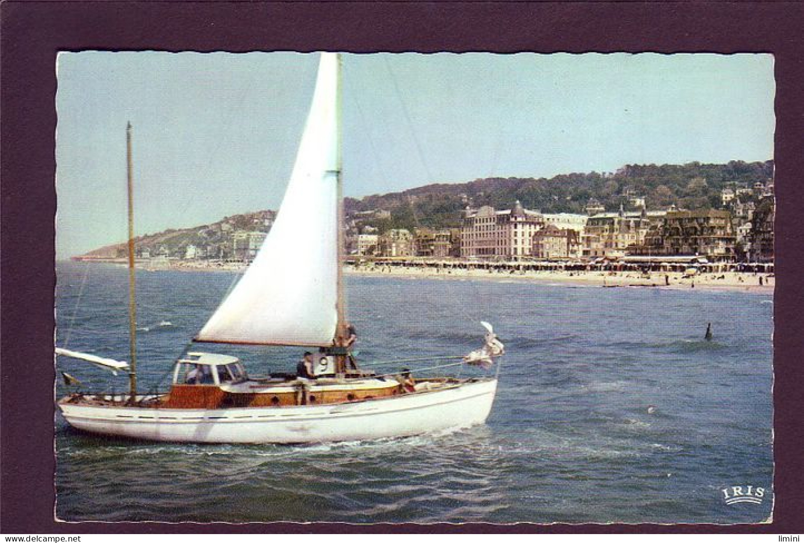 14 - TROUVILLE - LA PLAGE ET LES VILLAS - BATEAU A VOILE -  - Trouville