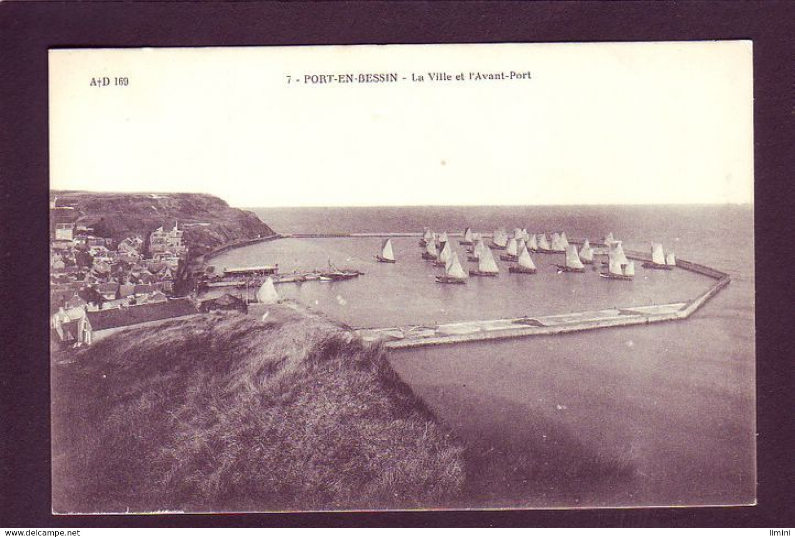 14 - PORT-en-BESSIN - LA VILLE ET L'AVANT-PORT - BATEAUX A VOILE -  - Autres & Non Classés