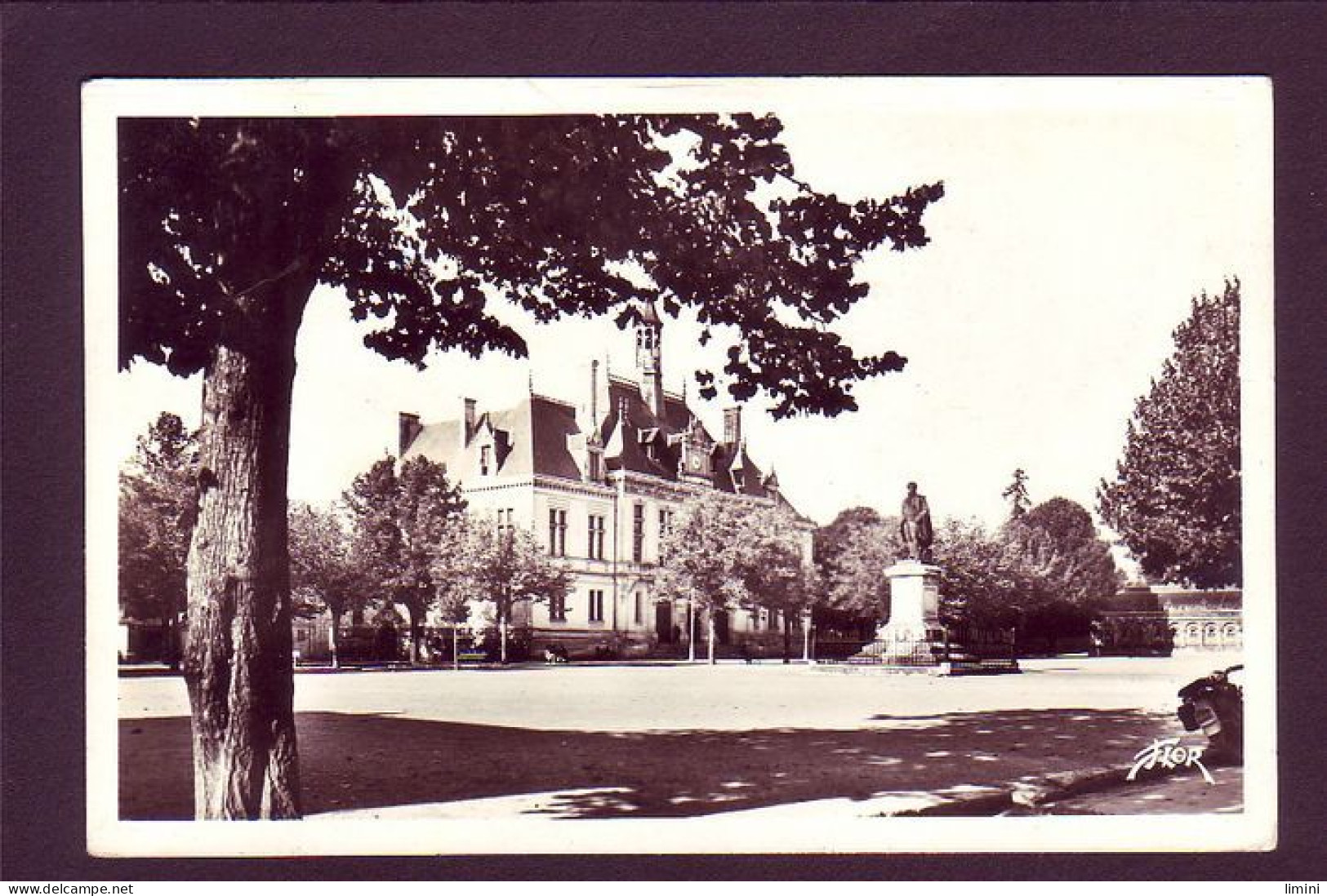 17 - SAINT-JEAN-D'ANGELY - PLACE DE L'HOTEL DE VILLE -  - Saint-Jean-d'Angely