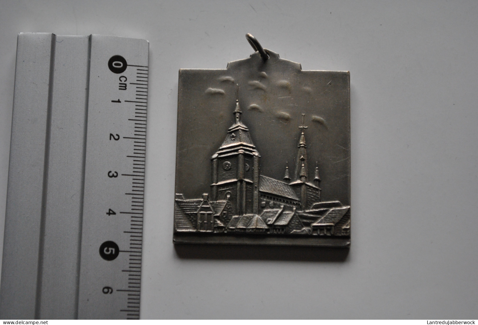 Médaille En Métal Argenté Soignies Concours Provincial Officiel Beffroi église Ville De (45 X 52 Mm) - Gemeentepenningen