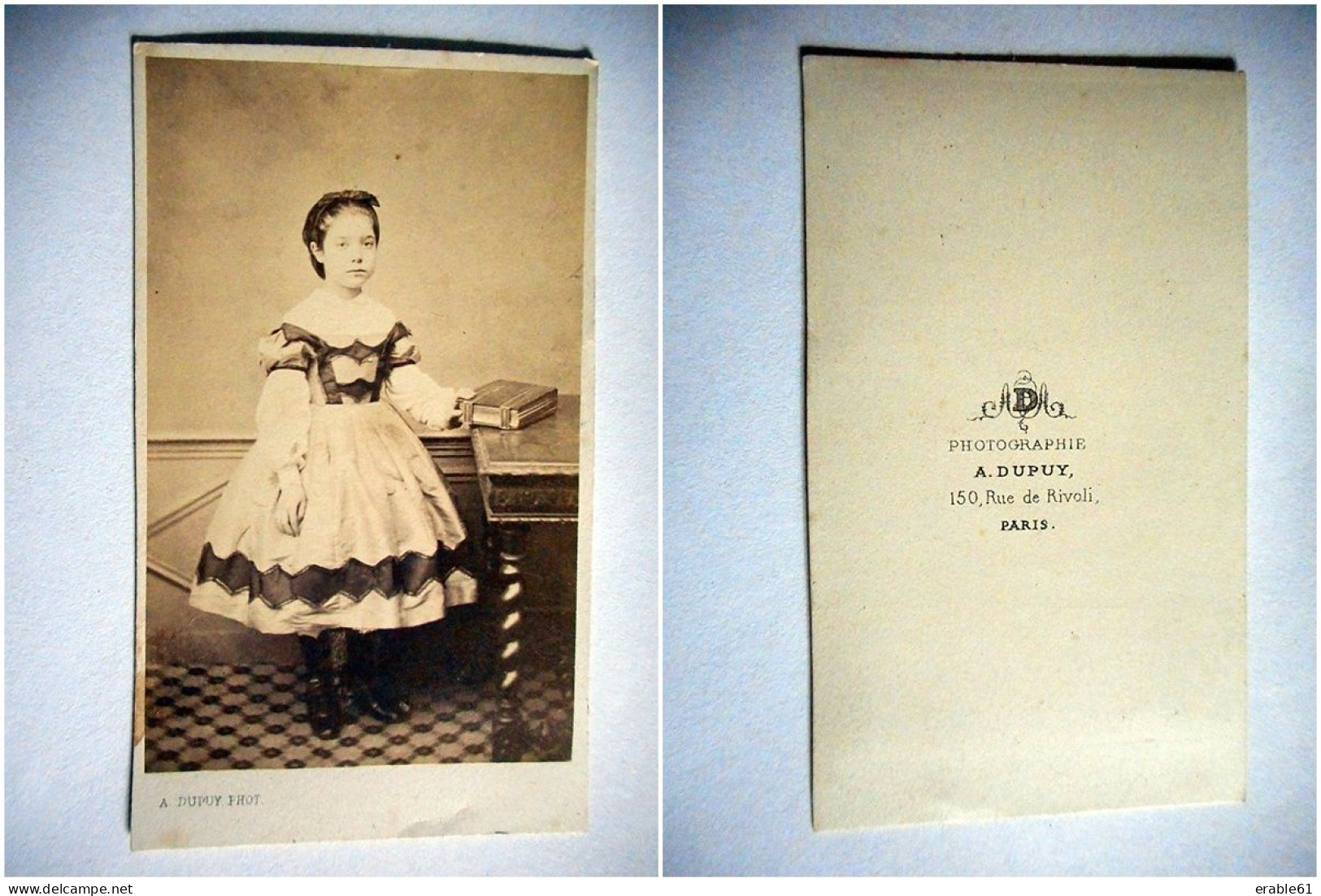 PHOTO CDV ENFANT JEUNE FILLE ET SON ALBUM PHOTO  MODE Cabinet DUPUY A PARIS - Antiche (ante 1900)