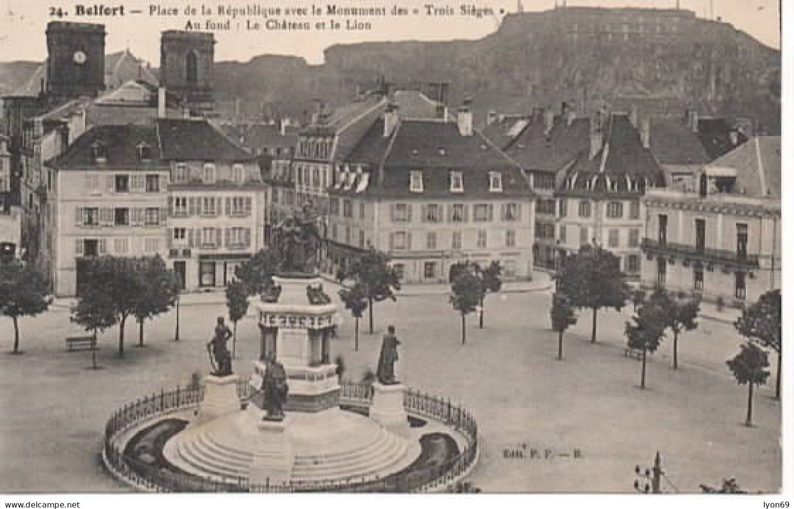 BELFORT 24  PLACE DE LA REPUBLIQUE  AVEC LE MONUMENT DES TROIS SIEGES - Belfort - Ciudad