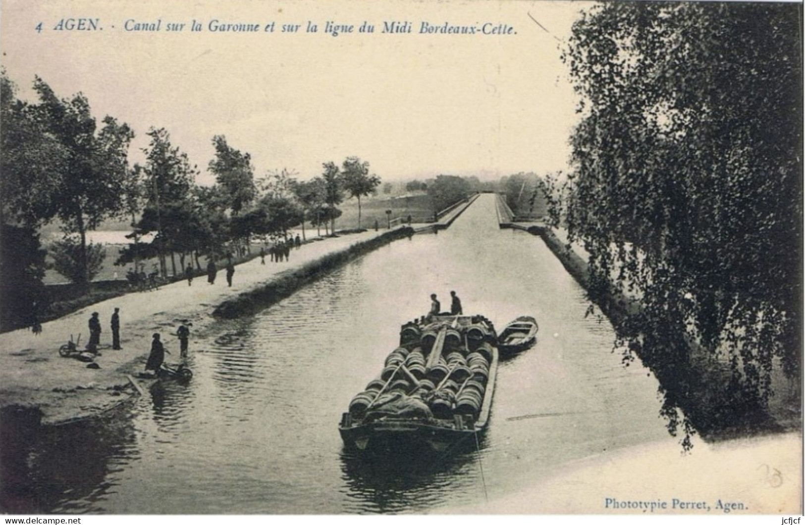 Cpa..47..AGEN..LOT ET GARONNE..CANAL SUR LA GARONNE..GABARE OU COUTRILLON CHARGE DE BARRIQUES.. - Agen