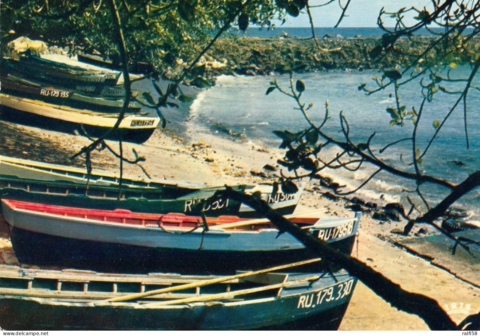 1 AK Réunion Island * Barques De Peche A Terre-Sainte - Fischerboote An Land * - Riunione