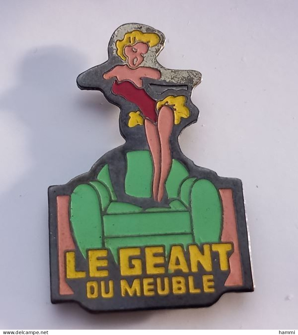 FF214 Pin's Pin'up Pin'ups Nu Nue Le Géant Du Meuble Marilyn Monroe Fauteuil Vert Achat Immédiat - Pin-Ups