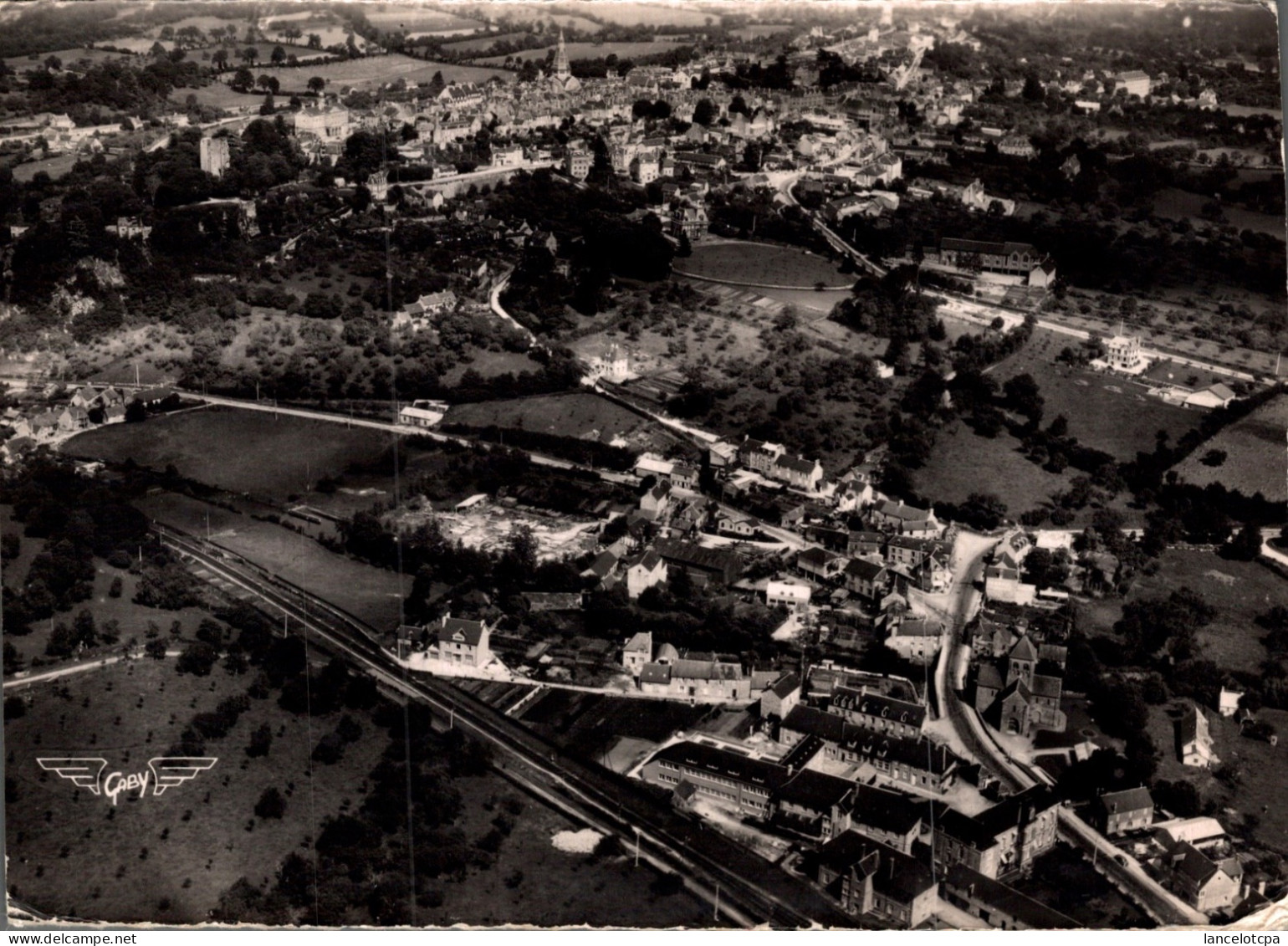 61 - DOMFRONT / QUARTIER DE LA GARE ET LA VILLE - VUE AERIENNE - Domfront