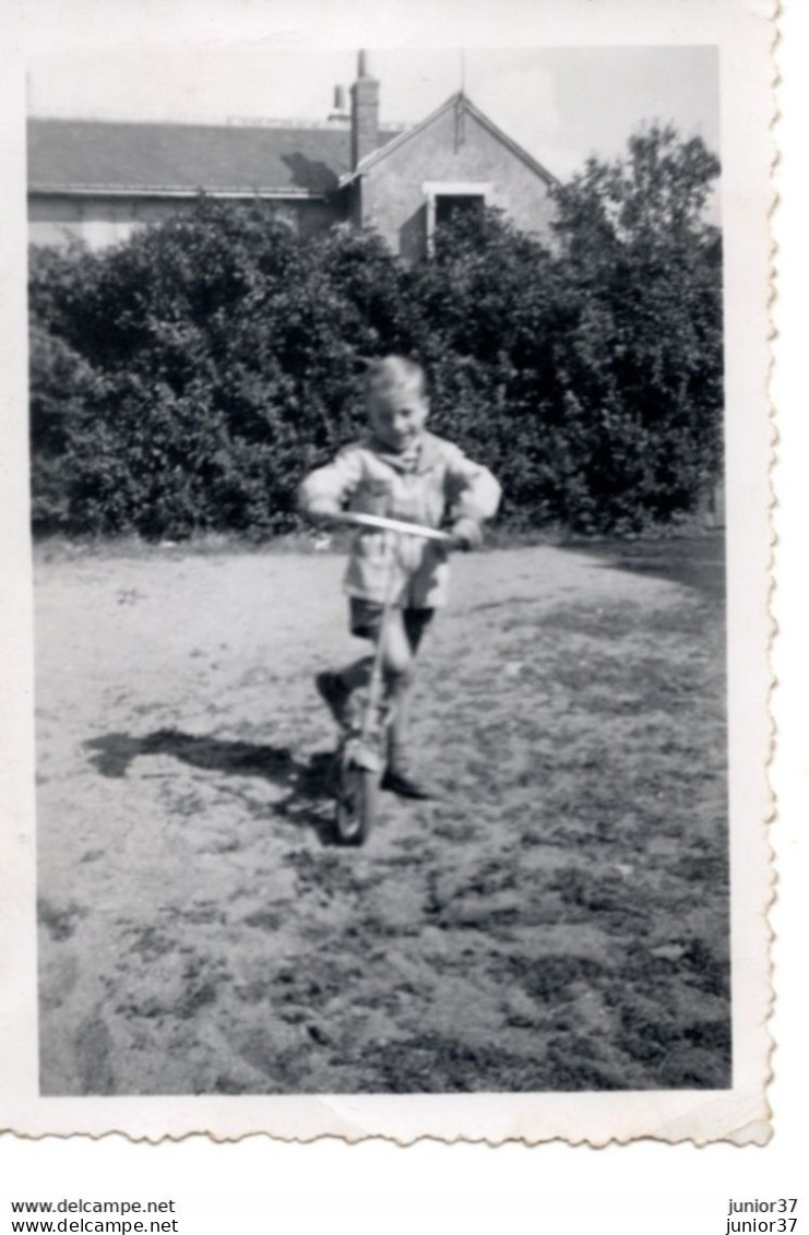 2 Photos D'un Enfant Avec Sa Trottinette & Enfant Sur échelle - Anonyme Personen