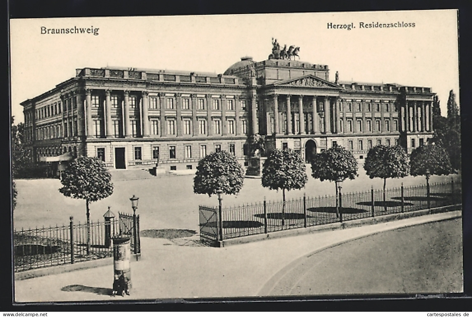 AK Braunschweig, Herzögl. Residenzschloss Mit Strassenpartie  - Braunschweig