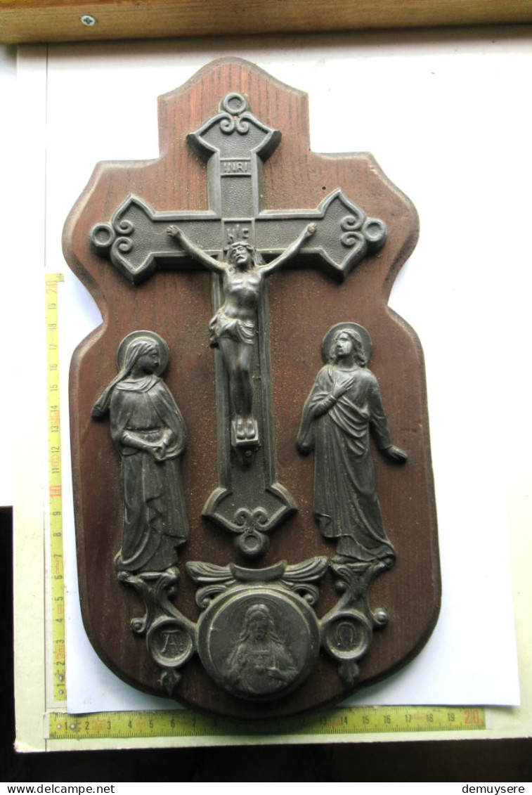 LADE 900 -  CRUCIFIX AVEC DES SAINTS -KRUISBEELD MET HEILIGEN- METAAL OP HOUT - 784 GRAM -31X17 CM - Arte Religiosa