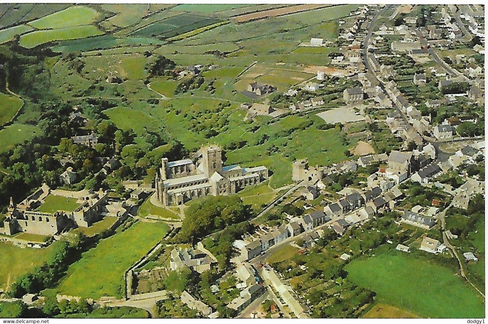 AERIAL VIEW OF ST. DAVIDS CATHEDRAL, PEMBROKESHIRE, WALES. UNUSED POSTCARD Ms1 - Kirchen Und Klöster