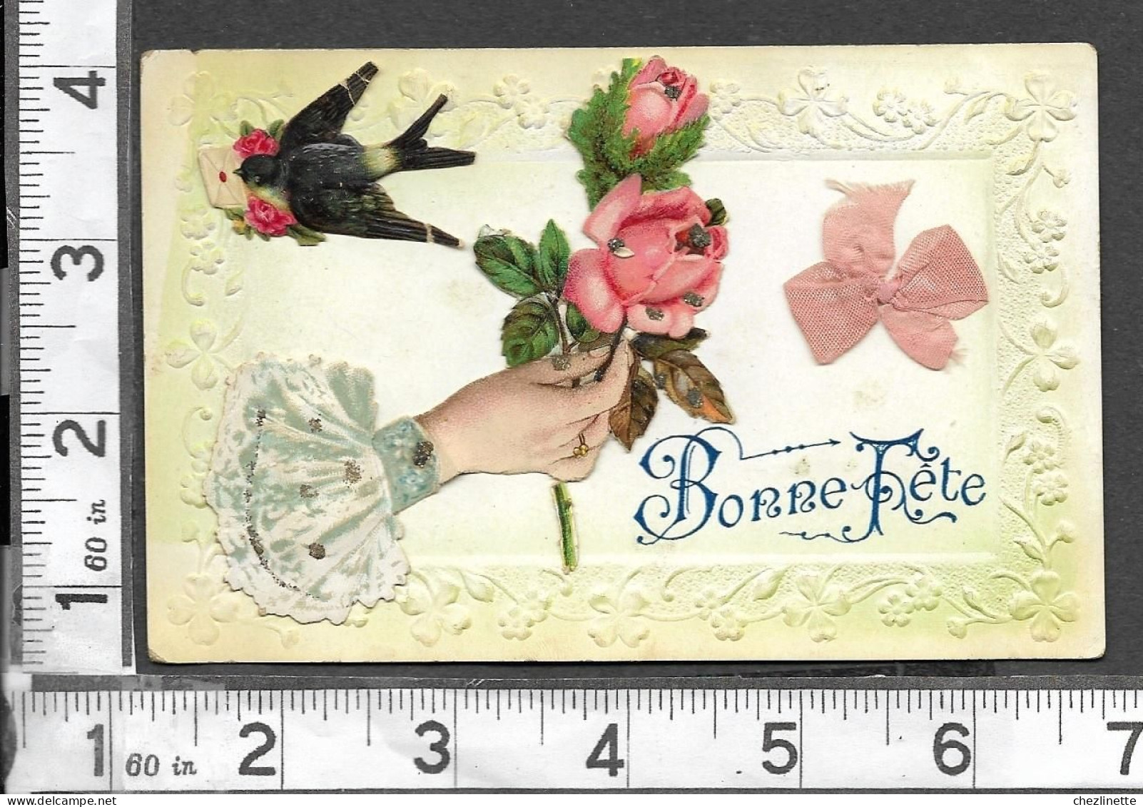 CARTE AVEC LISERET GAUFRE BONNE FETE / RAJOUT DECOUPIS MAIN TENANT UNE ROSE - HIRONDELLE AVEC ENVELOPPE / NOEUD DE SATIN - Mechanical