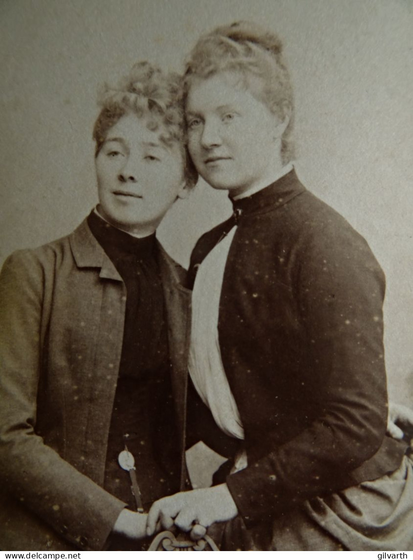 Photo CDV Benque à Paris  2 Femmes Mmes ? Crambourg Et De Comminges  Têtes Posées L'une Contre L'autre CA 1890-95- L679A - Ancianas (antes De 1900)