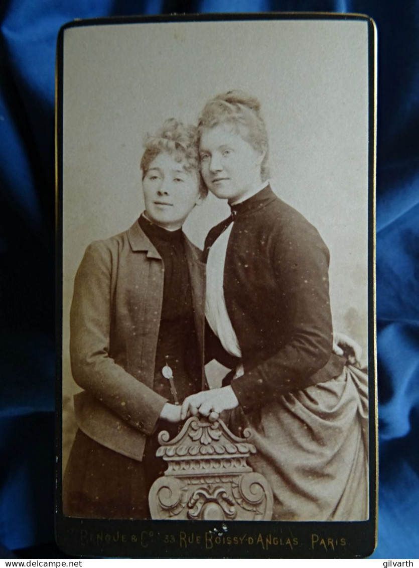 Photo CDV Benque à Paris  2 Femmes Mmes ? Crambourg Et De Comminges  Têtes Posées L'une Contre L'autre CA 1890-95- L679A - Antiche (ante 1900)