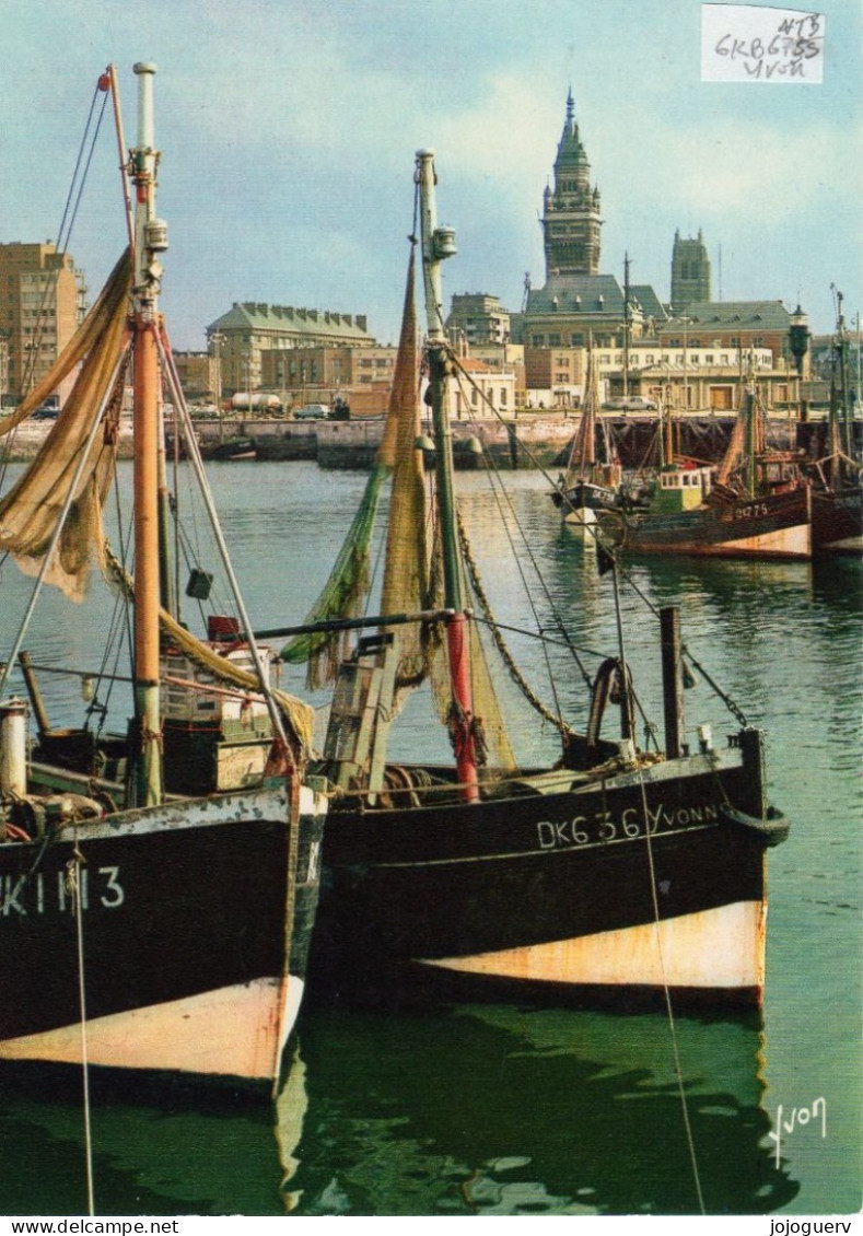 Dunkerque Le Port Et L'hôtel De Ville ( Bateau De Pêche , Chalutier , Crevettier? DK 636 Yvonne  , DK113 - Dunkerque