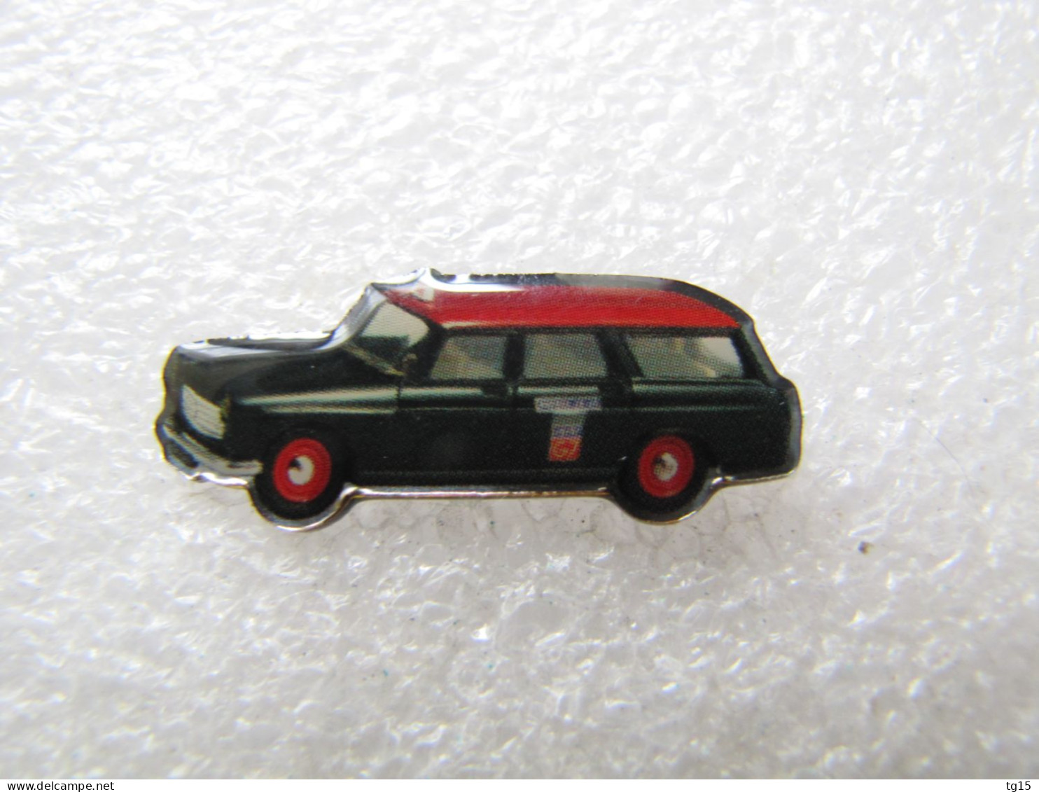 PIN'S   PEUGEOT  404 BREAK   TAXI PARISIENS - Peugeot