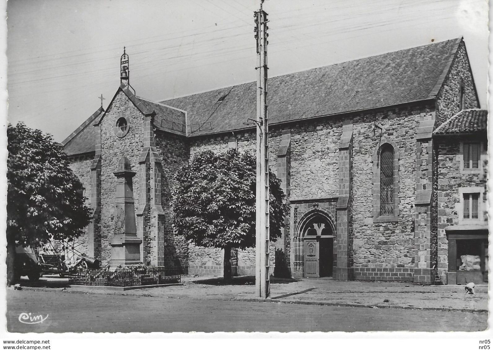 15 - RUINES ( Cantal ) - Place De L'Eglise Et Le Monument Aux Morts - Autres & Non Classés