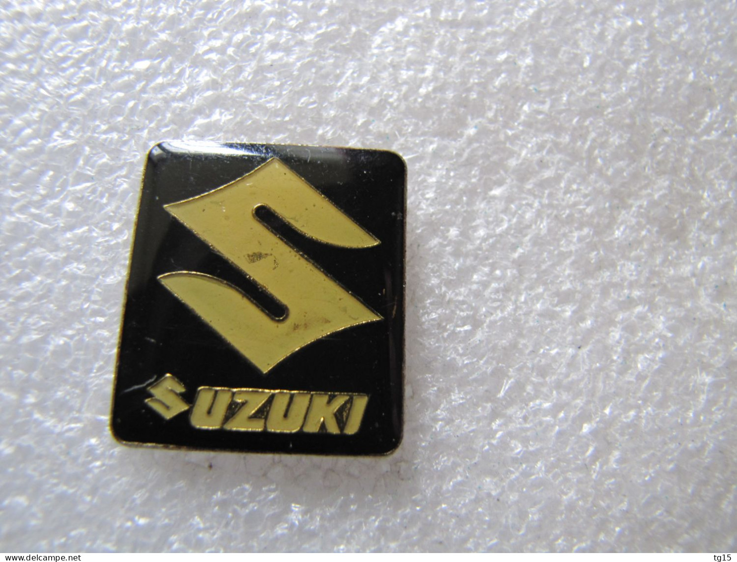 PIN'S    LOGO   SUZUKI  23 X 26 Mm - Other & Unclassified