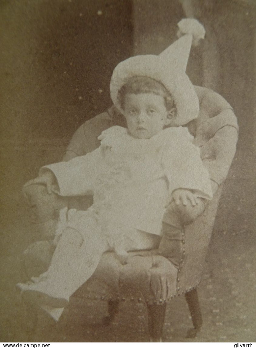 Photo CDV Maurice à Blois  Petite Fille (Suzanne Chambry) Dans Un Fauteuil  Chapeau De Pierrot  CA 1875-80 - L679A - Anciennes (Av. 1900)