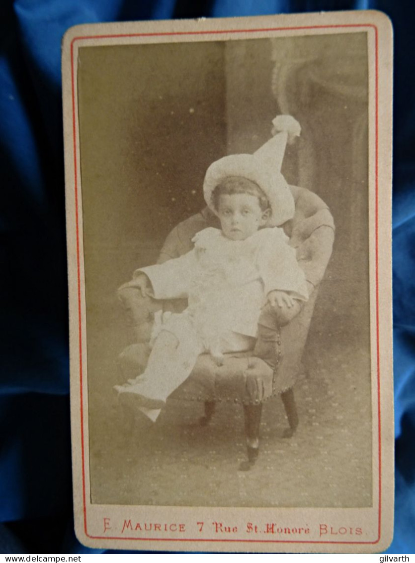 Photo CDV Maurice à Blois  Petite Fille (Suzanne Chambry) Dans Un Fauteuil  Chapeau De Pierrot  CA 1875-80 - L679A - Alte (vor 1900)