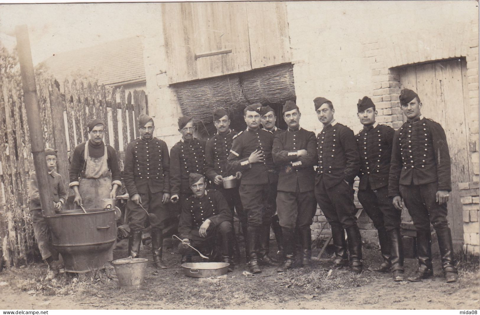 CARTE PHOTO . A IDENTIFIER . Militaria . Groupe De Militaires à La Soupe . - A Identifier