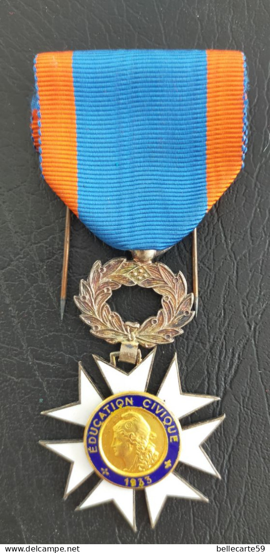 Médaille éducation Civique 1933 émaillé - France