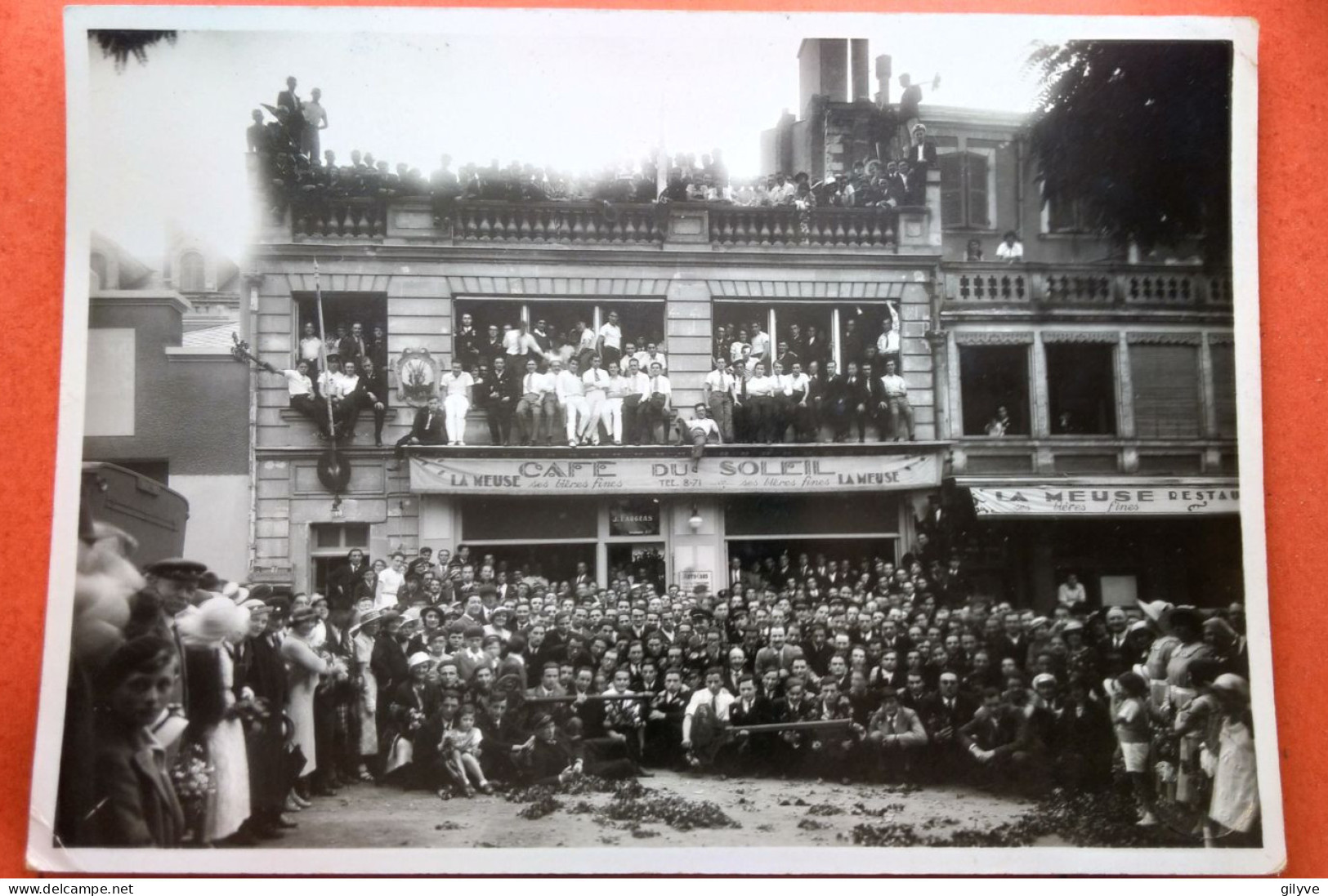 Rare Photo Des Gadz'arts Au Café Du Soleil à Angers. Avec Les Clefs Sur Les Genoux.  (5A.n°952) - Angers