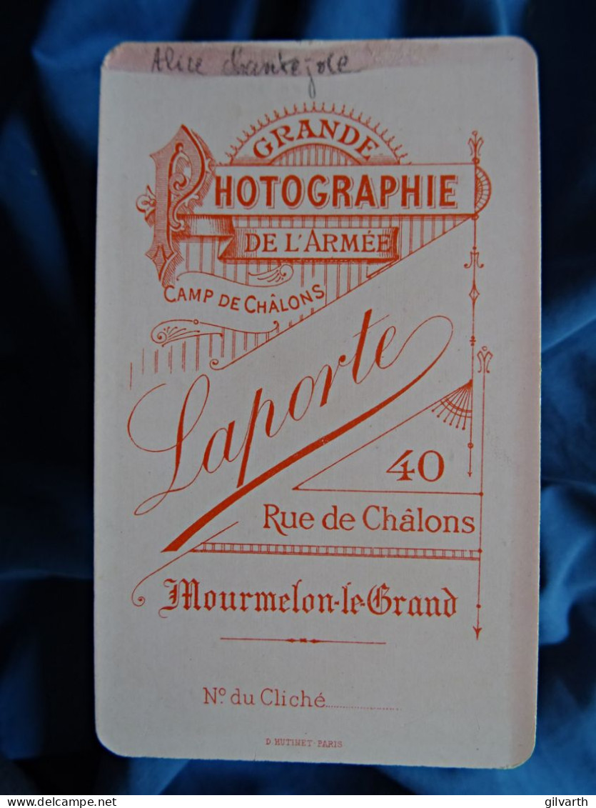 Photo CDV Laporte à Mourmelon Le Grand  Jeune Fille Mince (Alice Chantejoie)  Chapeau Avec Gros Noeud CA 1890 - L679A - Oud (voor 1900)