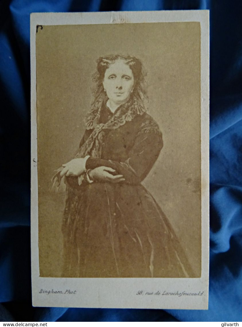 Photo CDV Bingham à Paris  Femme élégante (Mme Guerin)  Robe En Velours  Mantille  Sec. Emp. CA 1865-70 - L679A - Antiche (ante 1900)