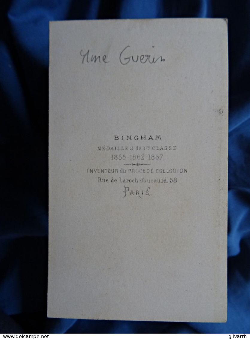 Photo CDV Bingham à Paris  Femme élégante (Mme Guerin)  Robe En Velours  Mantille  Sec. Emp. CA 1865-70 - L679A - Oud (voor 1900)