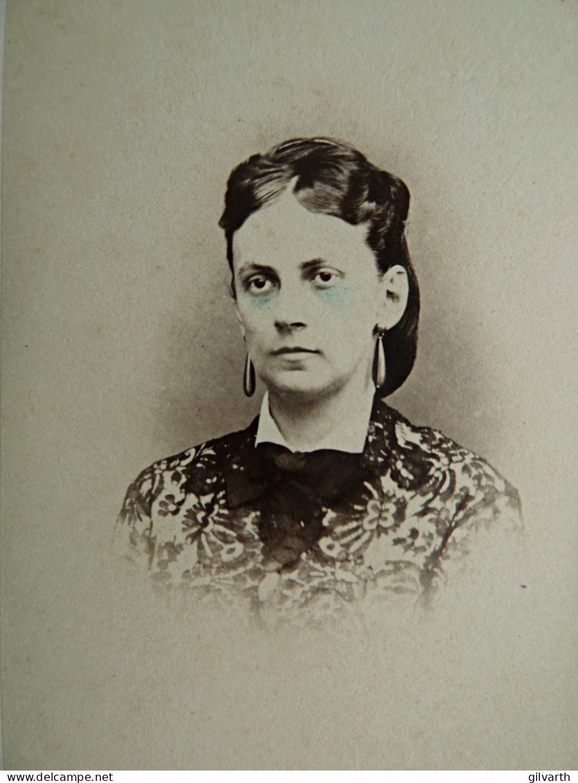 Photo CDV Desenclos à Airaines  Portrait Femme (Mme Aubert)  Coiffure Avec Résille  Sec. Emp. CA 1865 - L679A - Antiche (ante 1900)