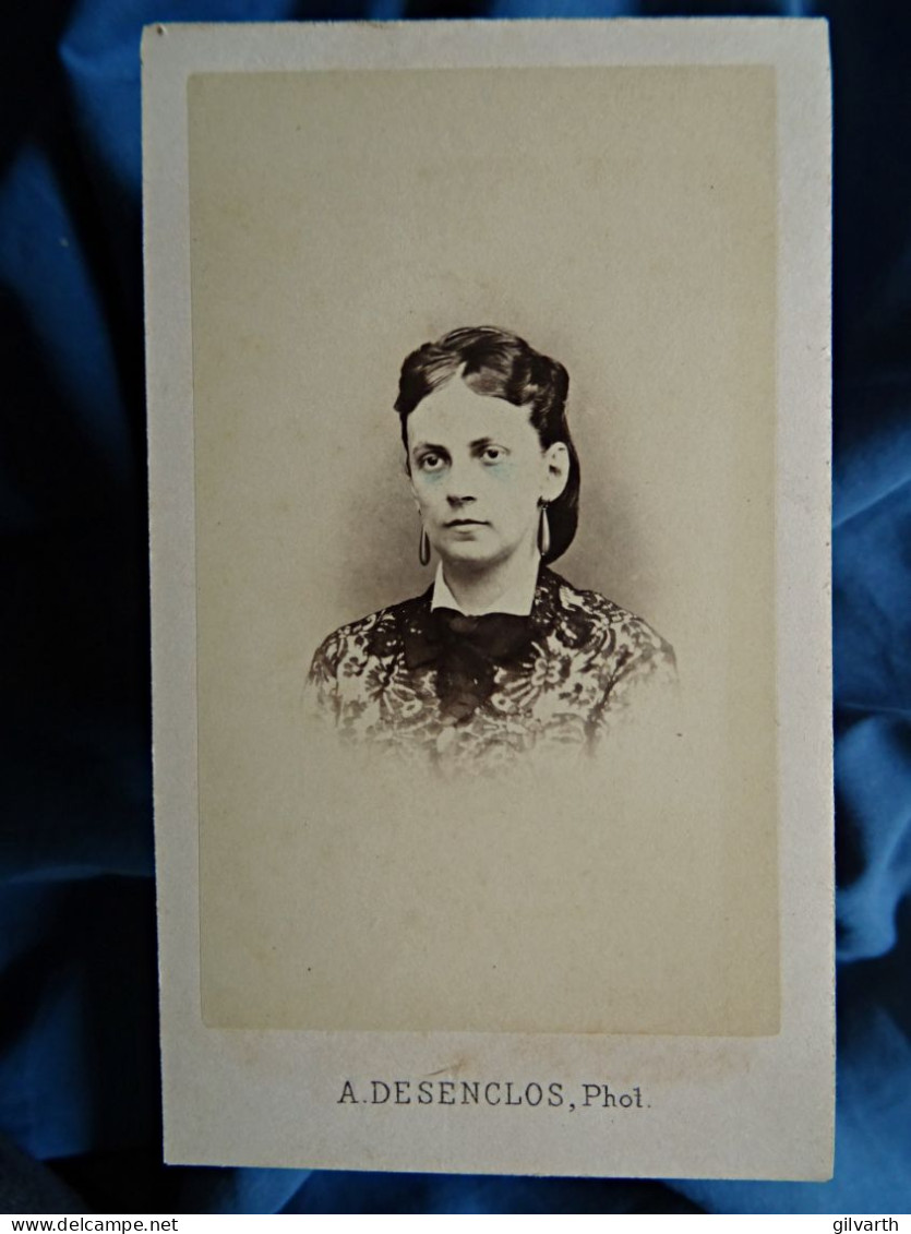 Photo CDV Desenclos à Airaines  Portrait Femme (Mme Aubert)  Coiffure Avec Résille  Sec. Emp. CA 1865 - L679A - Oud (voor 1900)