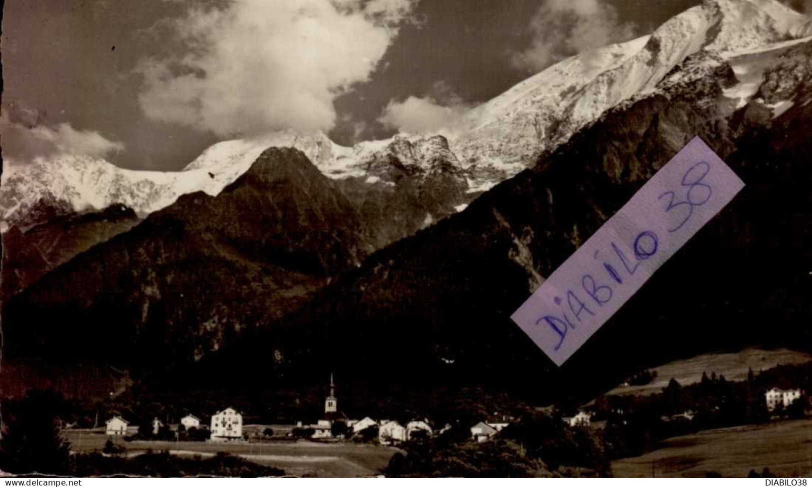 LES HOUCHES    ( HAUTE-SAVOIE )    CHEF-LIEU ET LA CHAINE DU MONT-BLANC - Les Houches