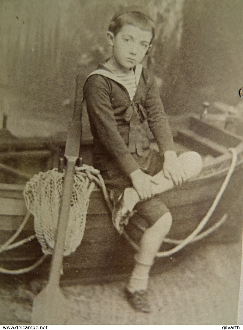 Photo CDV Carette à Valenciennes  Jeune Garçon (Henri Portier)  Assis Sur Une Barque  Décor Studio CA 1880 - L679A - Alte (vor 1900)