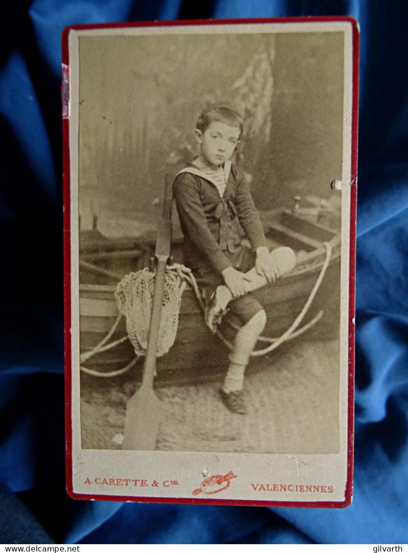 Photo CDV Carette à Valenciennes  Jeune Garçon (Henri Portier)  Assis Sur Une Barque  Décor Studio CA 1880 - L679A - Alte (vor 1900)