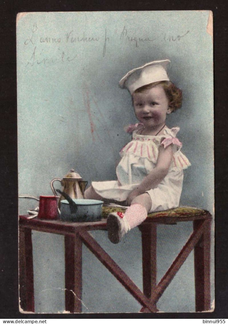 Cartolina Illustrata Bambina Gioca In Cucina - Viaggiata - 1900-1949
