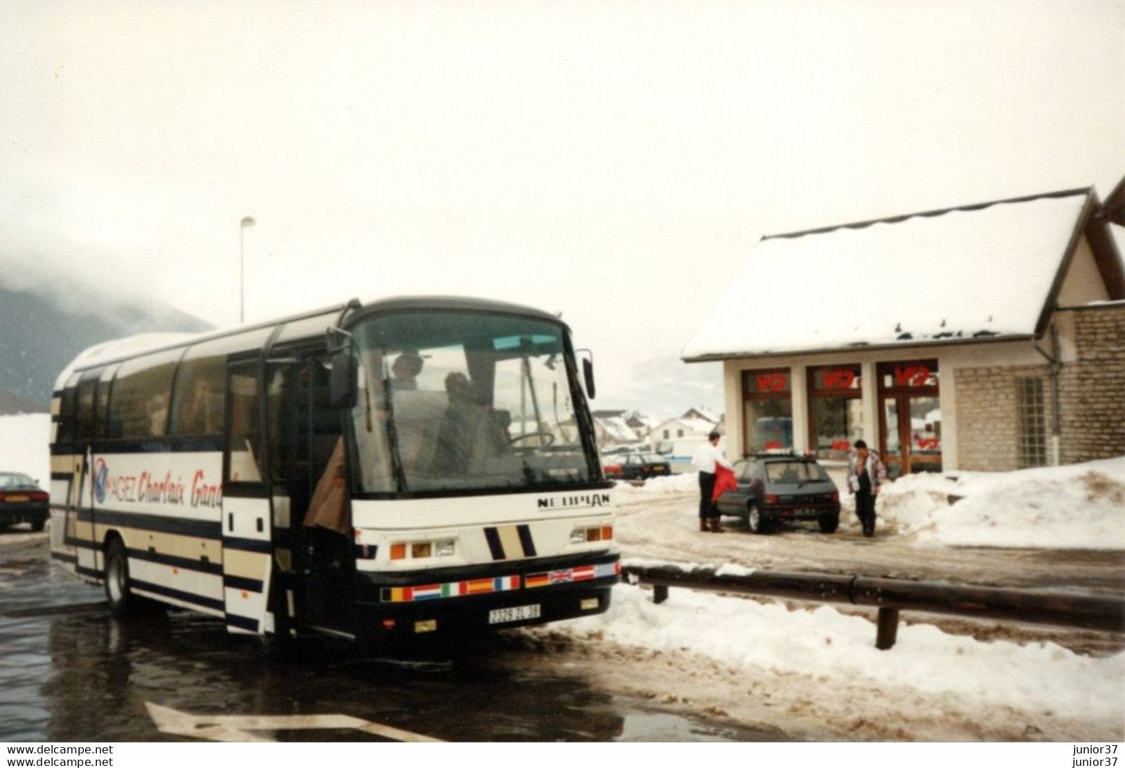 2 Photos Car Neoplan, Charlaix Gandit Voyages & De  Cars Saint Laurent - Automobili