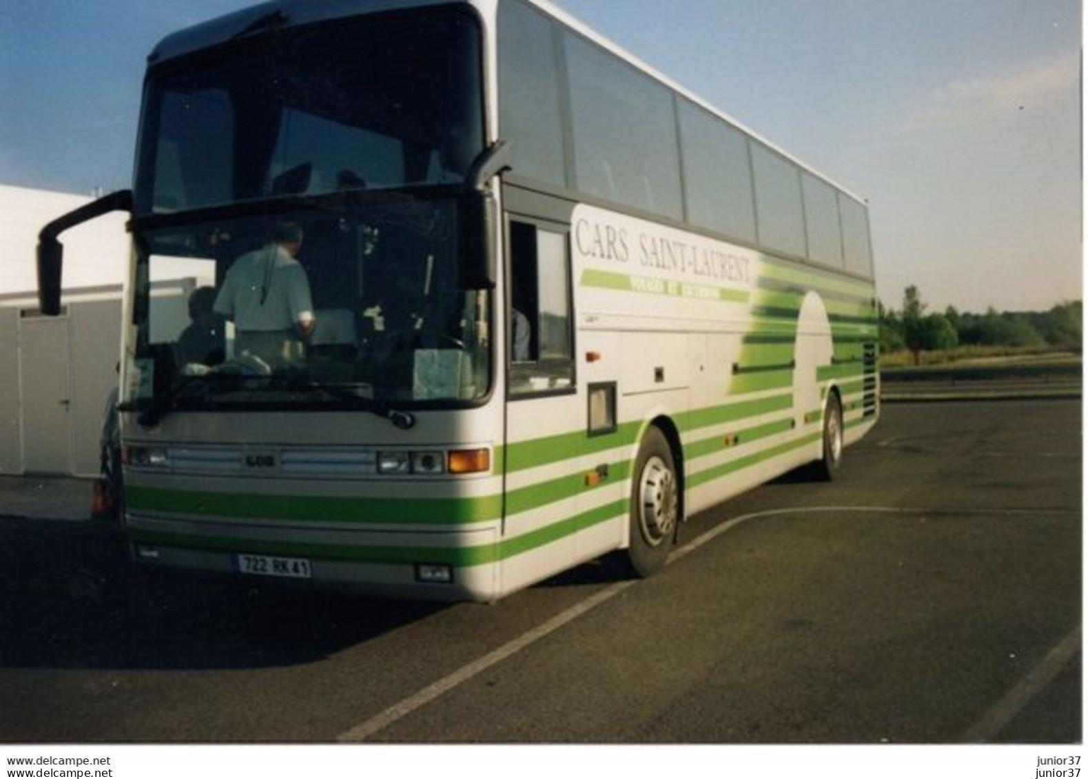 2 Photos Car Neoplan, Charlaix Gandit Voyages & De  Cars Saint Laurent - Automobili