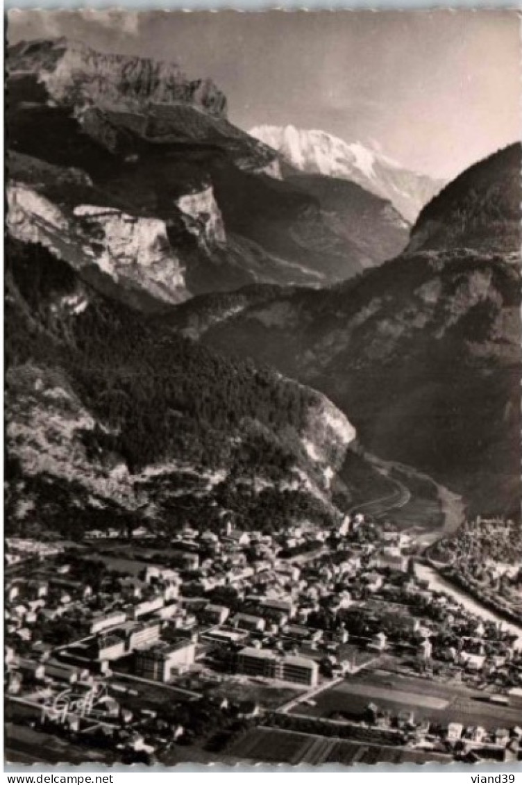 CLUSES. -  Vue Aérienne , Vue Générale Vers Le Débouché De La Cluse De L'Arve Et Bionnassay       Non Circulée. - Cluses