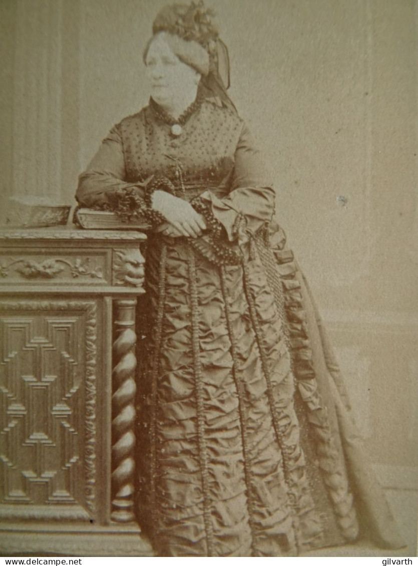 Photo CDV Joliot à Paris  Femme âgée Corpulente Belle Robe à Jupe Froncée  CA 1875-80 - L679A - Antiche (ante 1900)