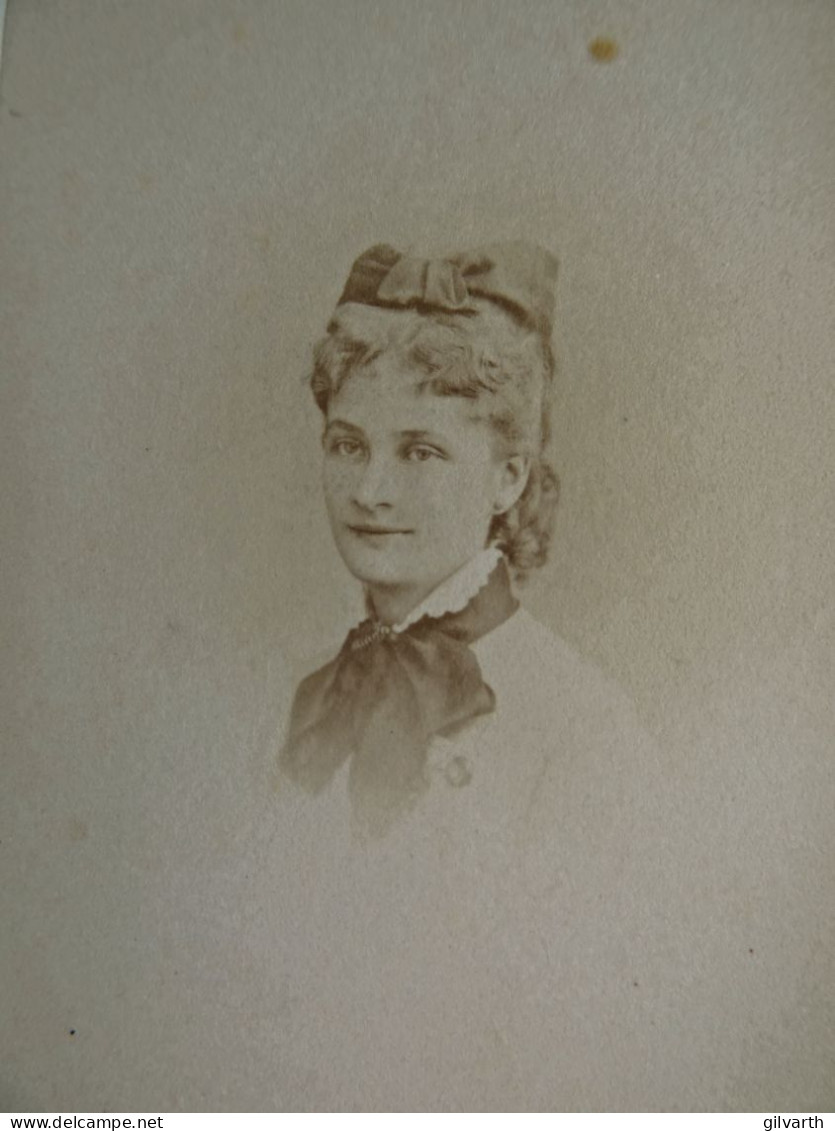 Photo CDV Joliot à Paris  Portrait Jeune Femme (Mme De Seilhar)  Gros Noeud Dans Les Cheveux  CA 1875 - L679A - Old (before 1900)