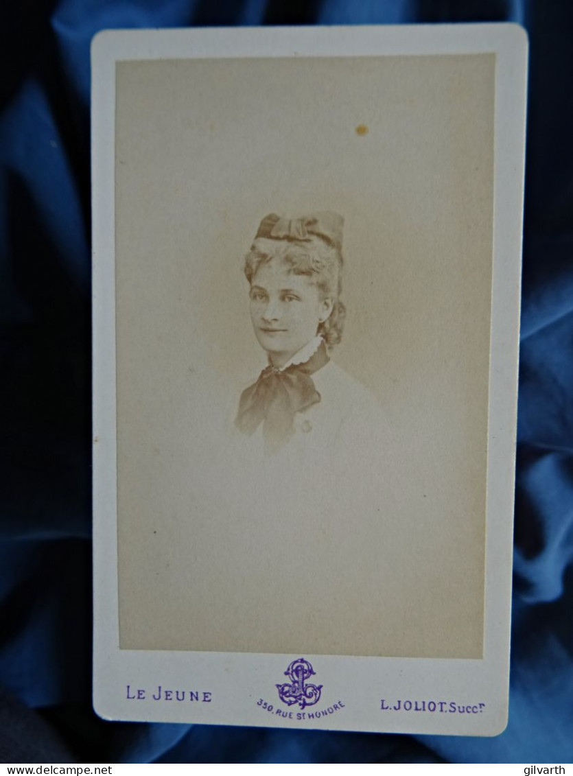 Photo CDV Joliot à Paris  Portrait Jeune Femme (Mme De Seilhar)  Gros Noeud Dans Les Cheveux  CA 1875 - L679A - Oud (voor 1900)