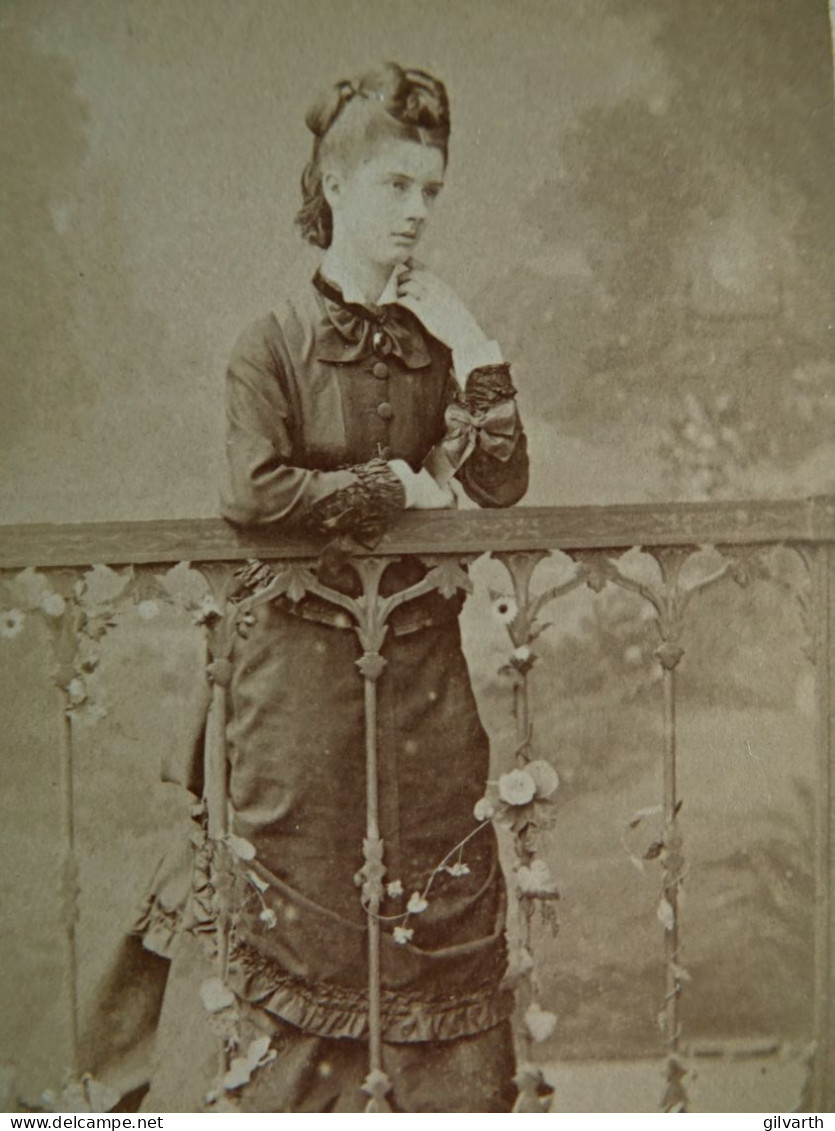 Photo CDV Le Jeune à Paris  Jeune Femme (Dédicace Louise Barbet Massin 1874) Accoudée Sur Une Balustrade - L679A - Anciennes (Av. 1900)