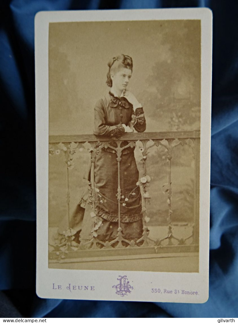 Photo CDV Le Jeune à Paris  Jeune Femme (Dédicace Louise Barbet Massin 1874) Accoudée Sur Une Balustrade - L679A - Alte (vor 1900)