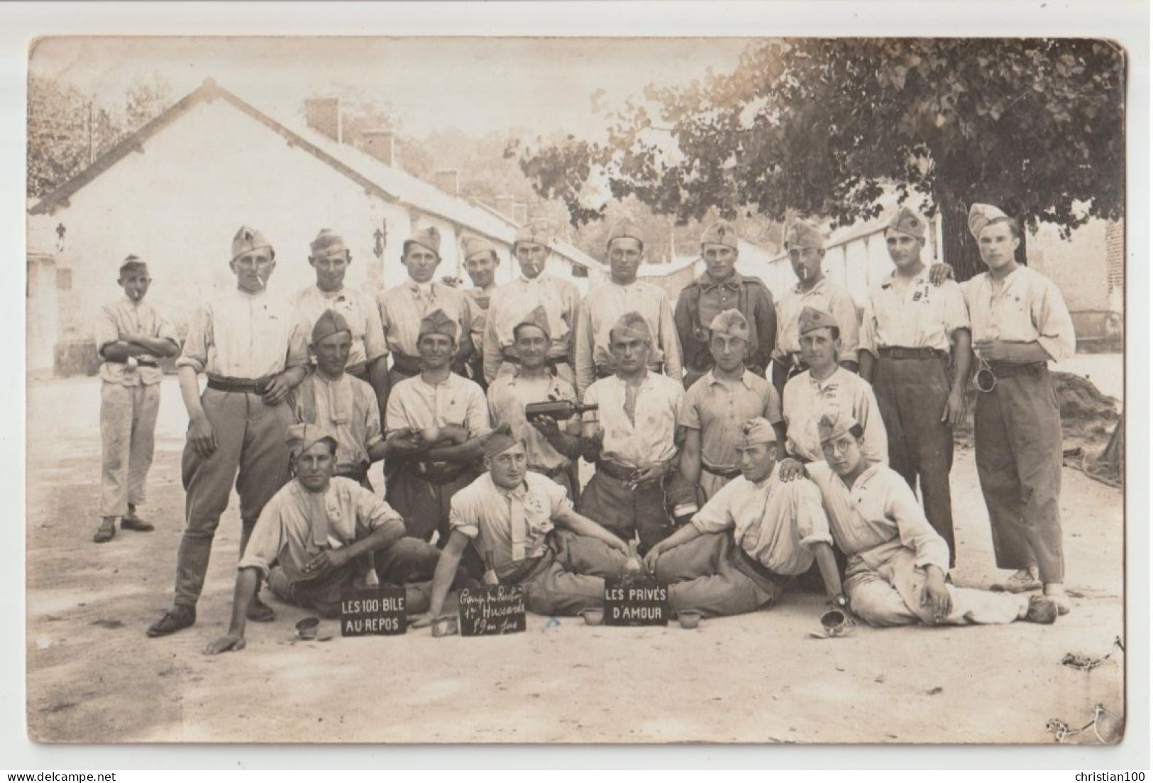 CARTE PHOTO DE 1932 - REGIMENT 1er HUSSARDS - CAMP DU RUCHARD ? - LES PRIVES D' AMOUR - LES 100 BILE AU REPOS - 2 SCANS - Régiments