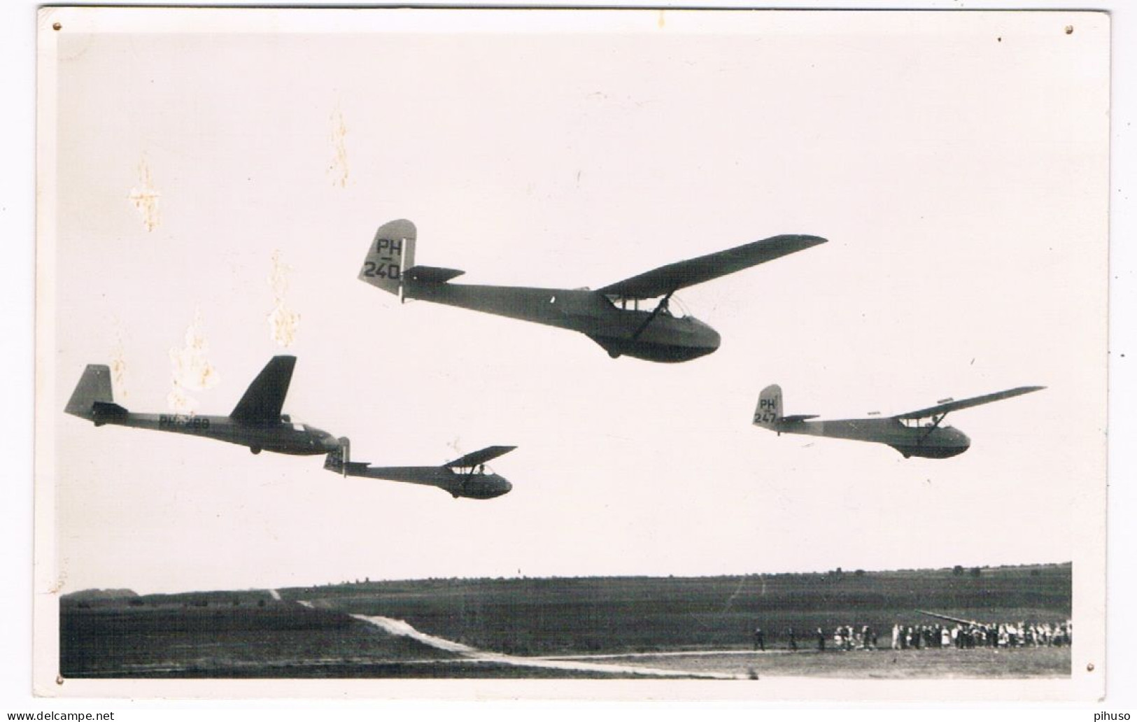 VT-474  Formation Of 4 GLIDERS On TERLET -Airfield - 1946-....: Moderne