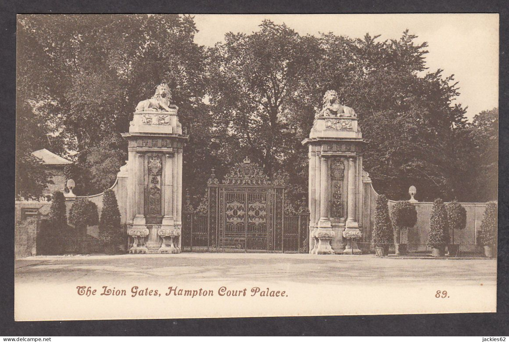 110918/ RICHMOND, Hampton Court Palace, The Lion Gates - London Suburbs